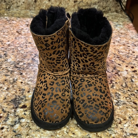 Ugg Bailey Bow Leopard boots for little girls - Picture 2 of 2